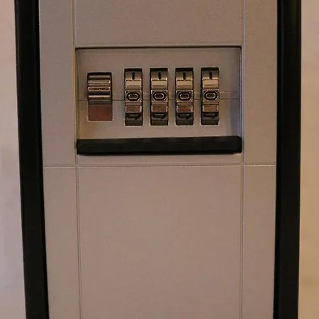 In Mit Schlafzimmer, Kueche Und Bad *